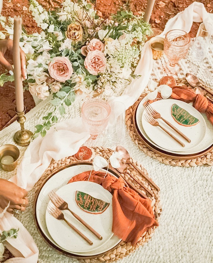 Who else has been frantically searching Thanksgiving decor ideas on Pinterest? 🙋🏽‍♀️
·
I'm loving the mix of natural elements with gold metals!